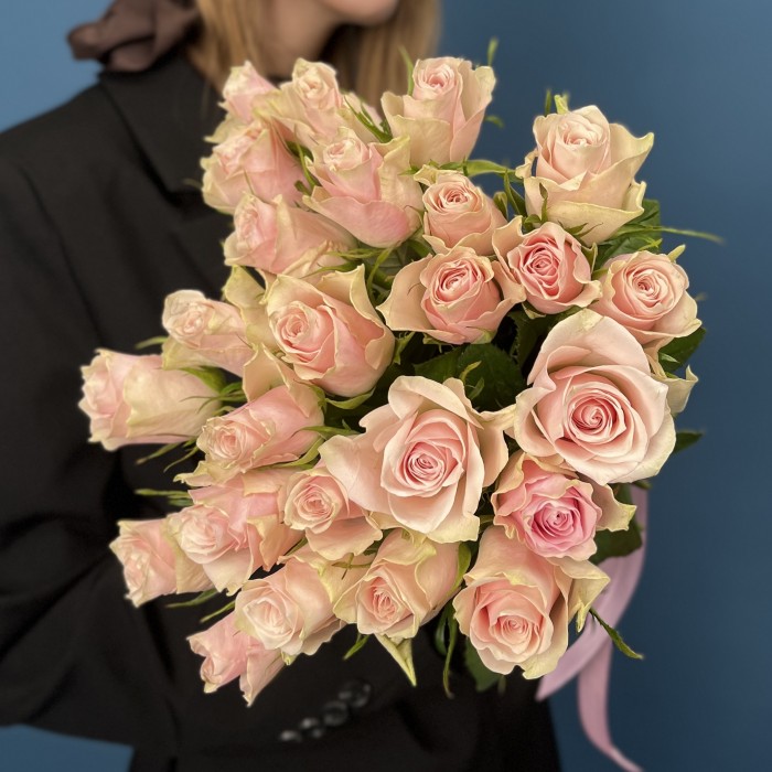 5 кустовых пионовидных роз Минеола в корзине